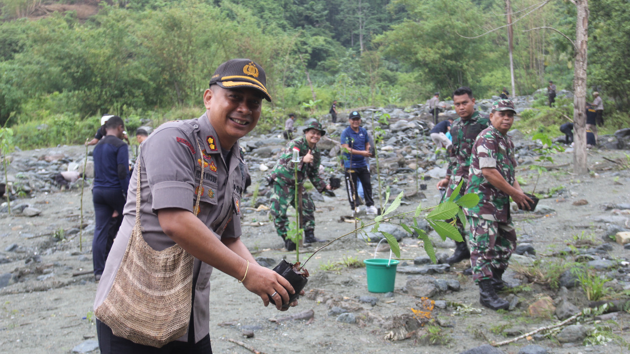 Cegah Banjir, TNI-Polri Tanam 1000 Bibit Pohon di Kaki Cycloop