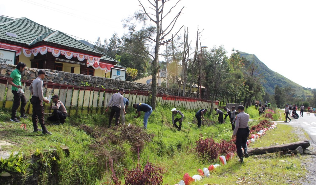 Peduli Penghijauan, Polres Lanny Jaya Tanam 500 Bibit Pohon