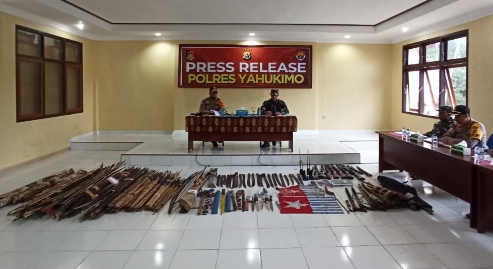 Gelar Penyisiran di Dekai, Aparat Temukan Ratusan Alat Perang dan Bintang Kejora