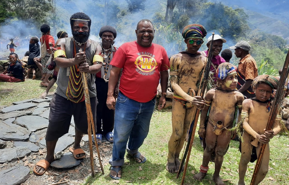 Peduli Corona, DPMK Tolikara Serahkan Tali Asih kepada Gereja Lama Egoni Gilobandu