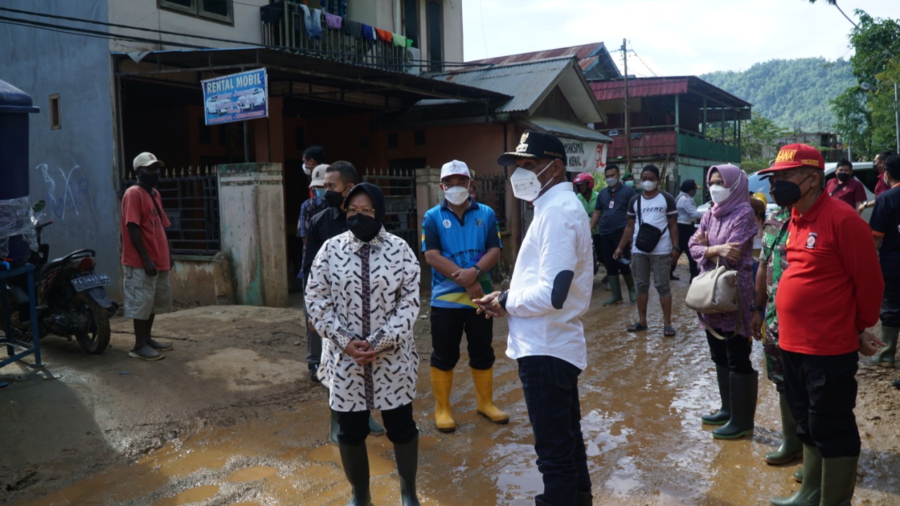 Mensos Tri Risma Serahkan Bantuan Bencana Kota Jayapura Rp 1,3 Miliar