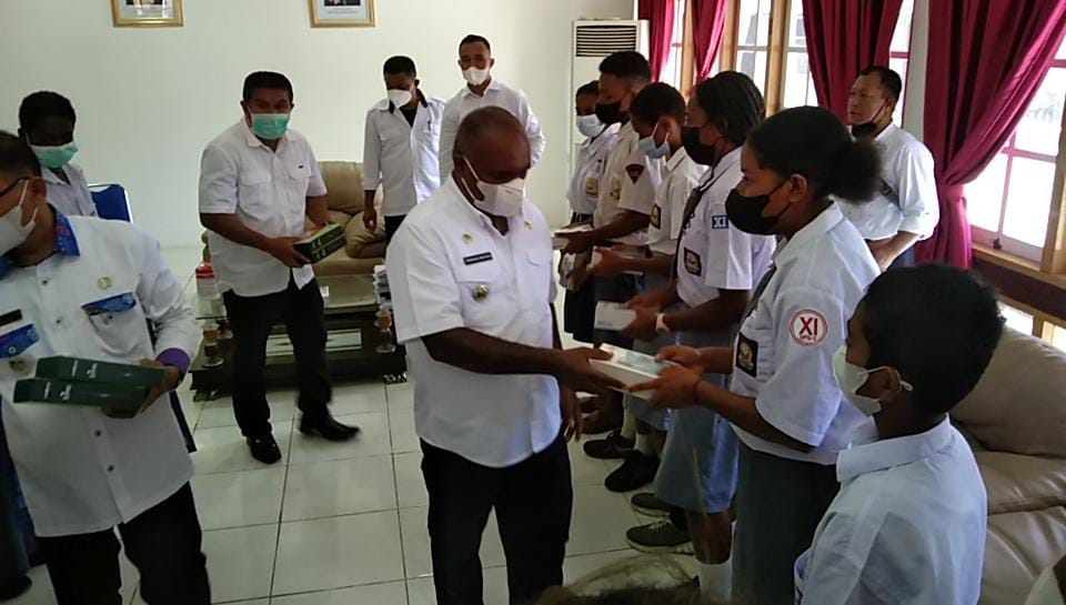 Peduli Pendidikan, Bupati Merauke Bantu 5000 Unit Handphone  