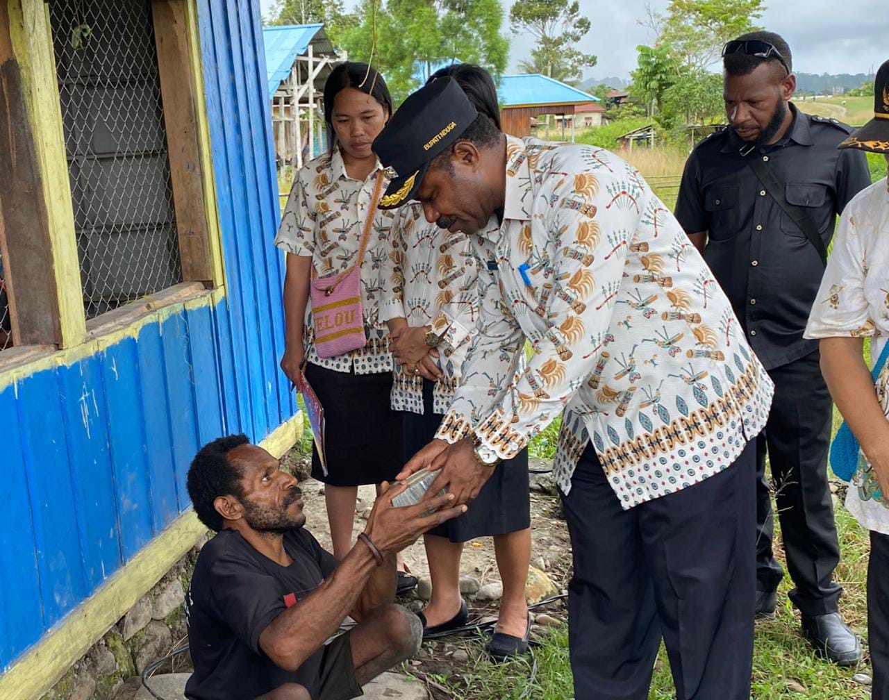 Bupati Namia Berikan Bantuan Bagi 20 Pelaku Usaha Kecil di Nduga