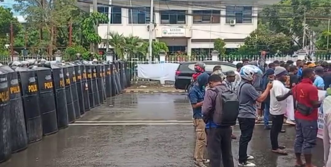 Aksi Demo Save Gubernur LE di Kota Jayapura Berjalan Aman