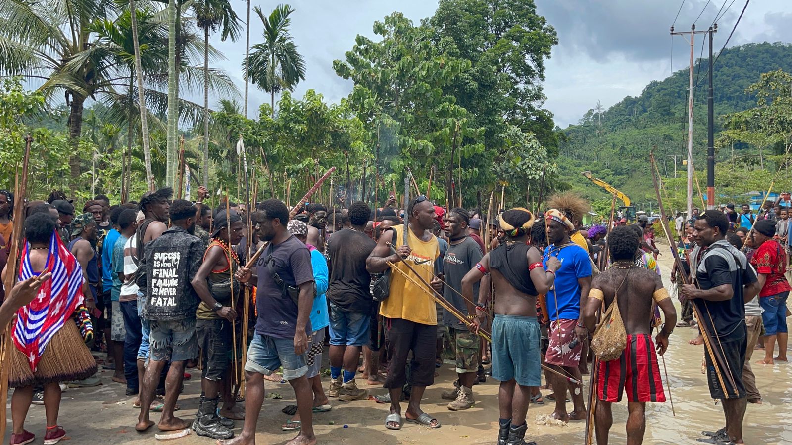 Ratusan Warga Bersenjata Tradisional Masih Bersiaga di Rumah Pribadi Gubernur LE