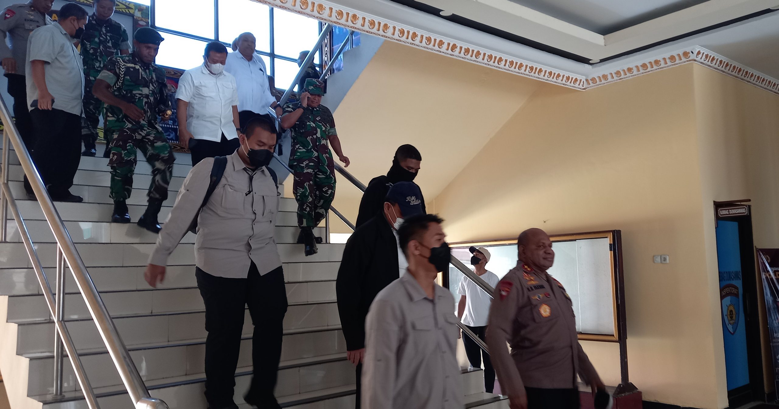 Kapolda Papua dan Pangdam Cenderawasih Dampingi Rombongan KPK ke Kediaman Lukas Enembe   