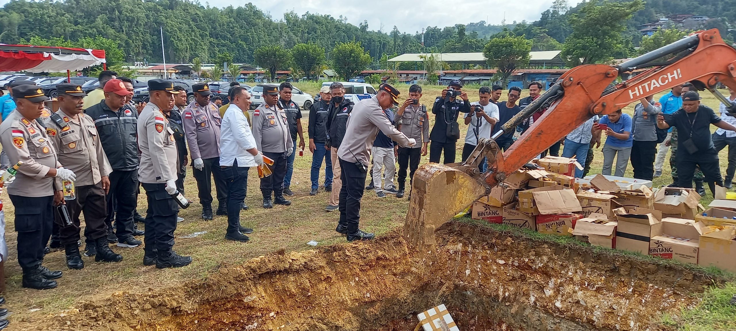 Polresta Jayapura Kota Musnahkan 1.324 Botol Miras dan 18 Kg Ganja