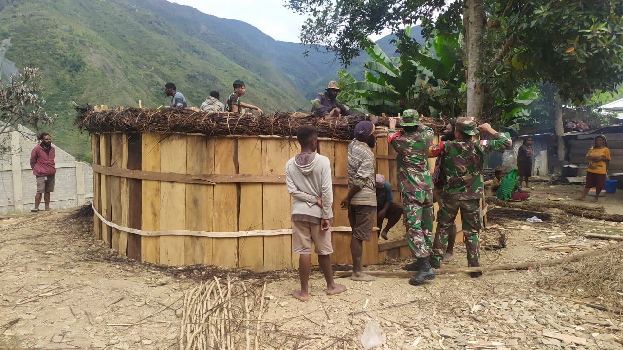 Personel Posramil Kanggime Bantu Warga Membangun Honai Adat
