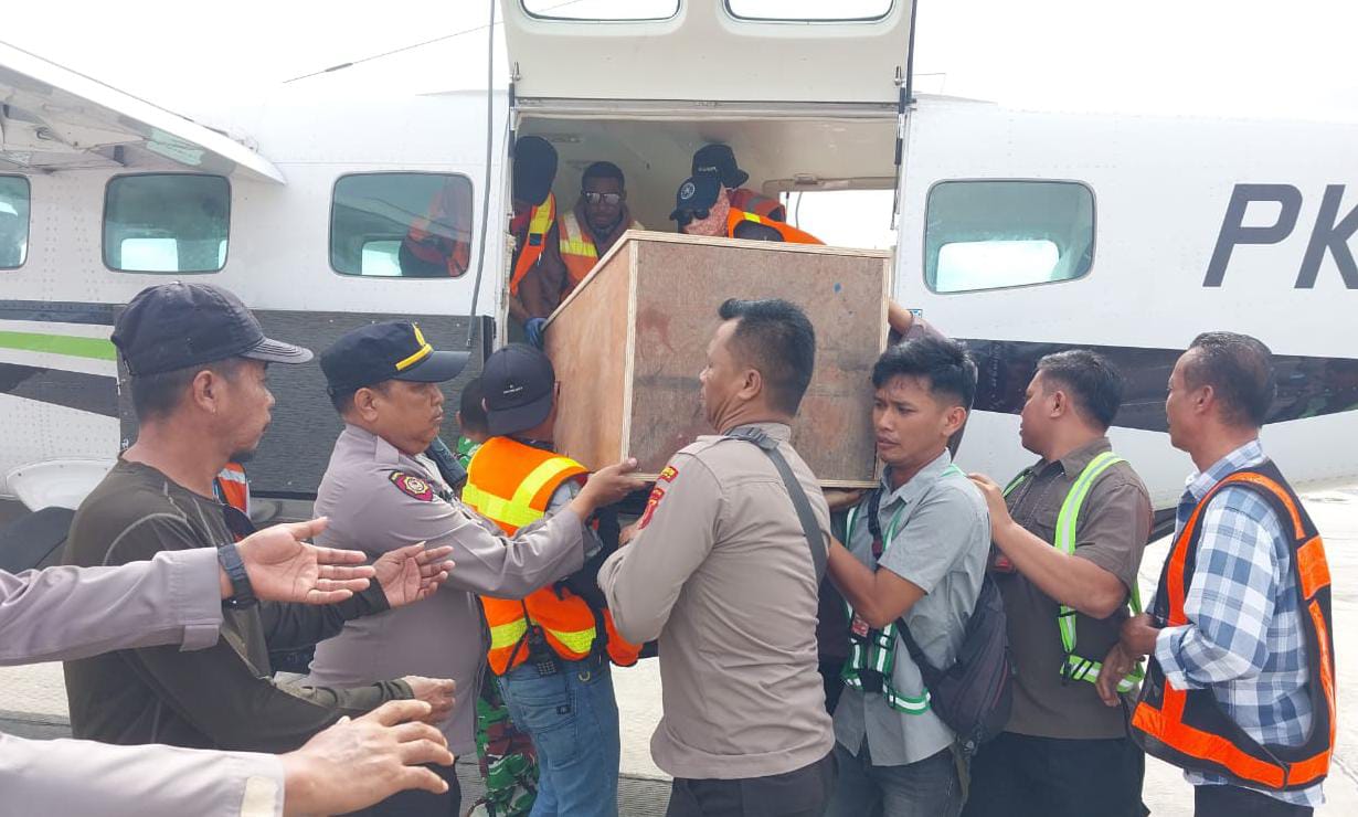 Jenazah Tukang Ojek Korban Tembak OTK di Ilaga Diterbangkan Ke Makassar