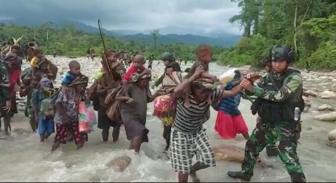 Tim Gabungan Bantu Ratusan Warga Distrik Paro Eksodus ke Kenyam