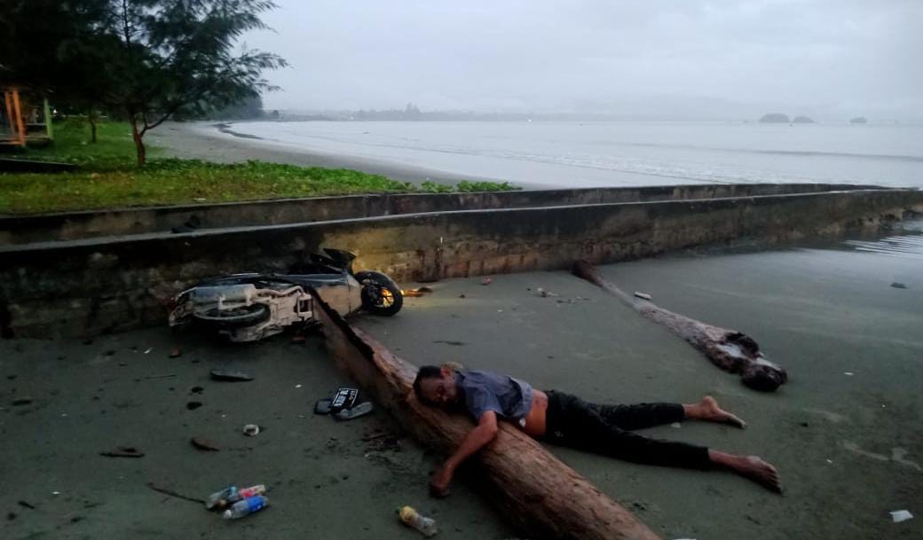 Tabrak Pohon Kelapa, Pria Paruh Baya Tewas di Holtekamp