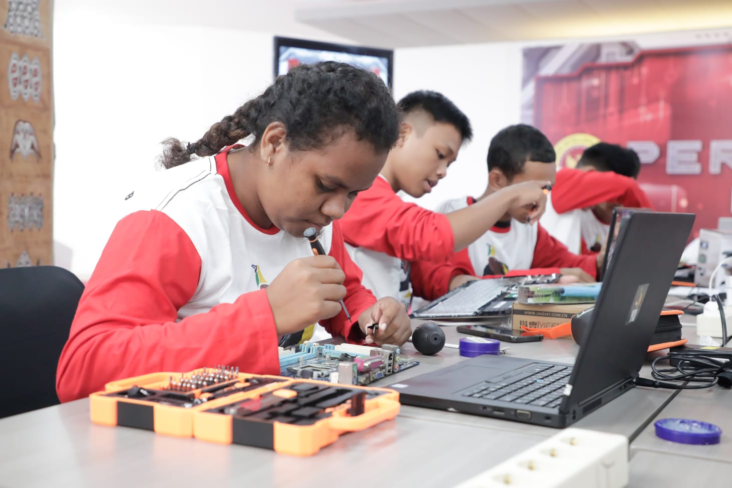 Mengenal TOP.ID, Brand Smartphone dan Laptop Rakitan Anak Muda Papua dari PYCH