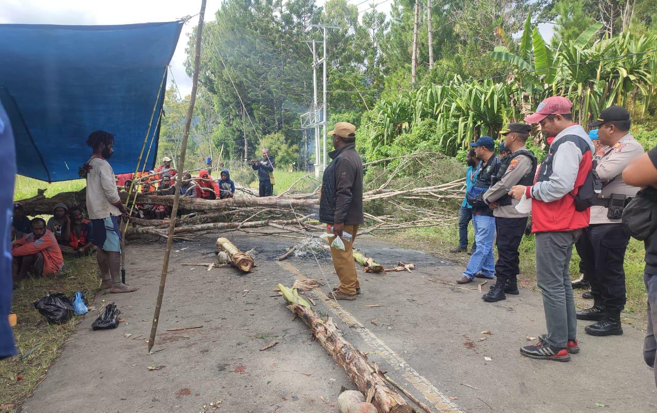 Tuntut 10 M, Keluarga Korban Penembakan di Wamena Palang Jalan