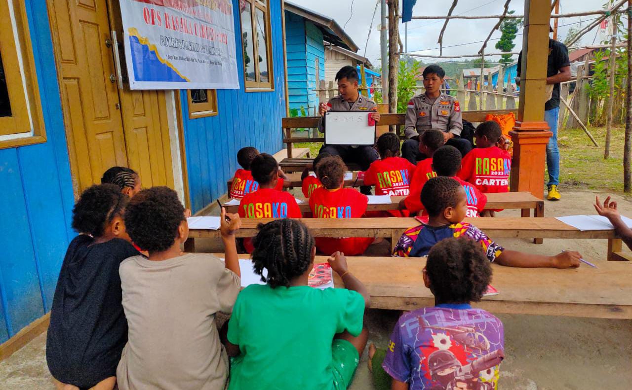 Program Si-Ipar Ajar Bahasa Inggris Bagi 16 Anak di Oksibil