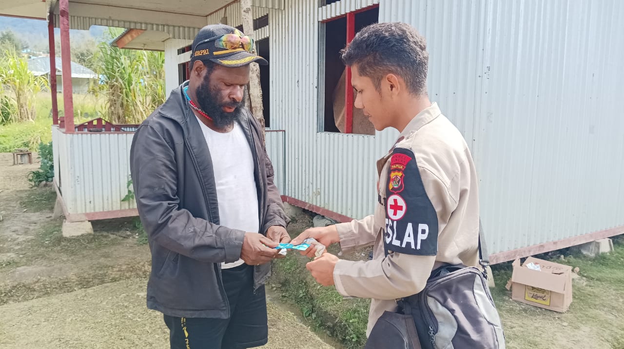 Tim Keladi Sagu Obati 2 Warga Puncak yang Mengidap ISPA