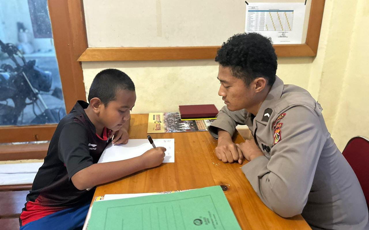 Ini Trik yang Digunakan Bripka Fadli untuk Mengasah Kemampuan Berhitung Anak di Dogiyai 