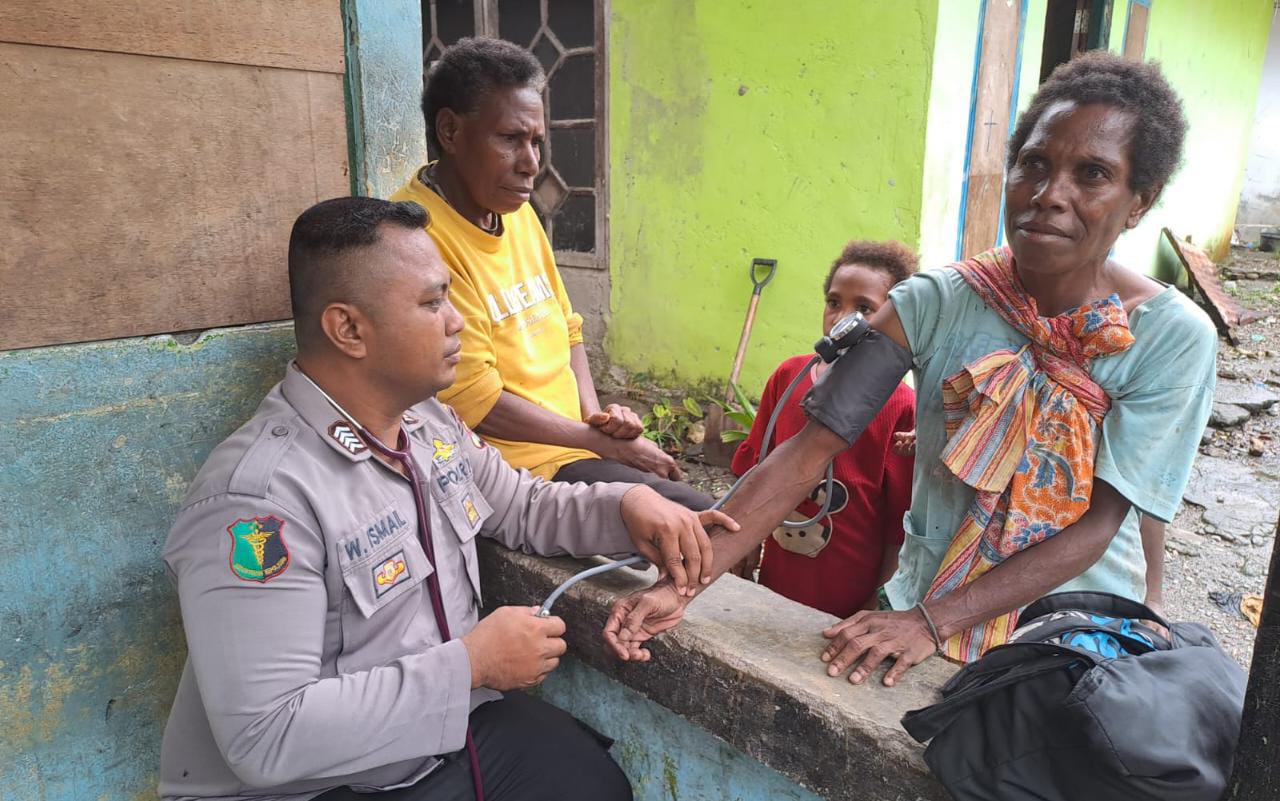 Datangi Rumah Warga Mimika, Tim Kesehatan Keladi Sagu Beri Pengobatan Secara Langsung