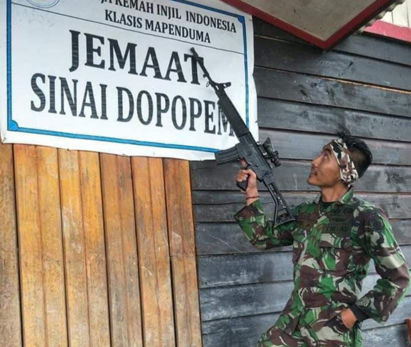 Kodam Cenderawasih Klarifikasi Foto Viral Prajurit TNI di Depan Gereja