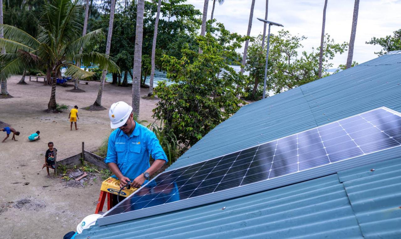 Bersama PLN Negara Hadir Listriki 220 Desa di Tanah Papua