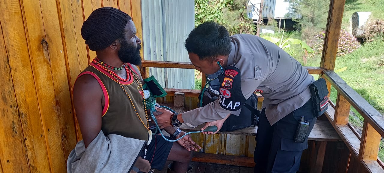 Penderita ISPA di Pelosok Kabupaten Puncak Dapat Pengobatan dari Tim Keladi Sagu