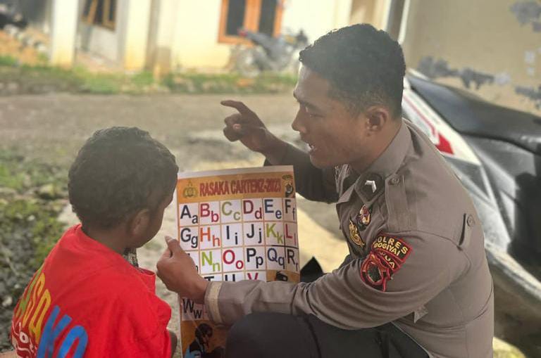 Anak Usia Dini di Dogiyai Dikenalkan Abjad oleh Si Ipar