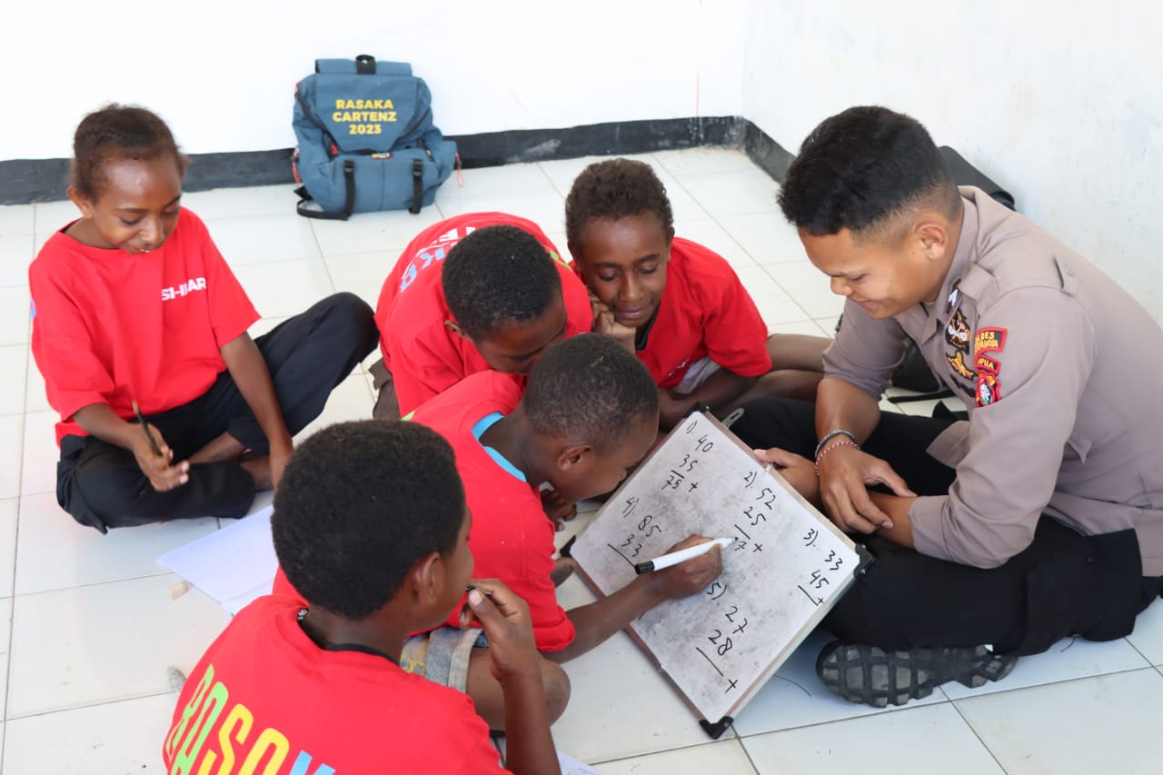 Rutinitas Polisi Pi Ajar Pacu Literasi Anak Kampung Kama di Jayawijaya