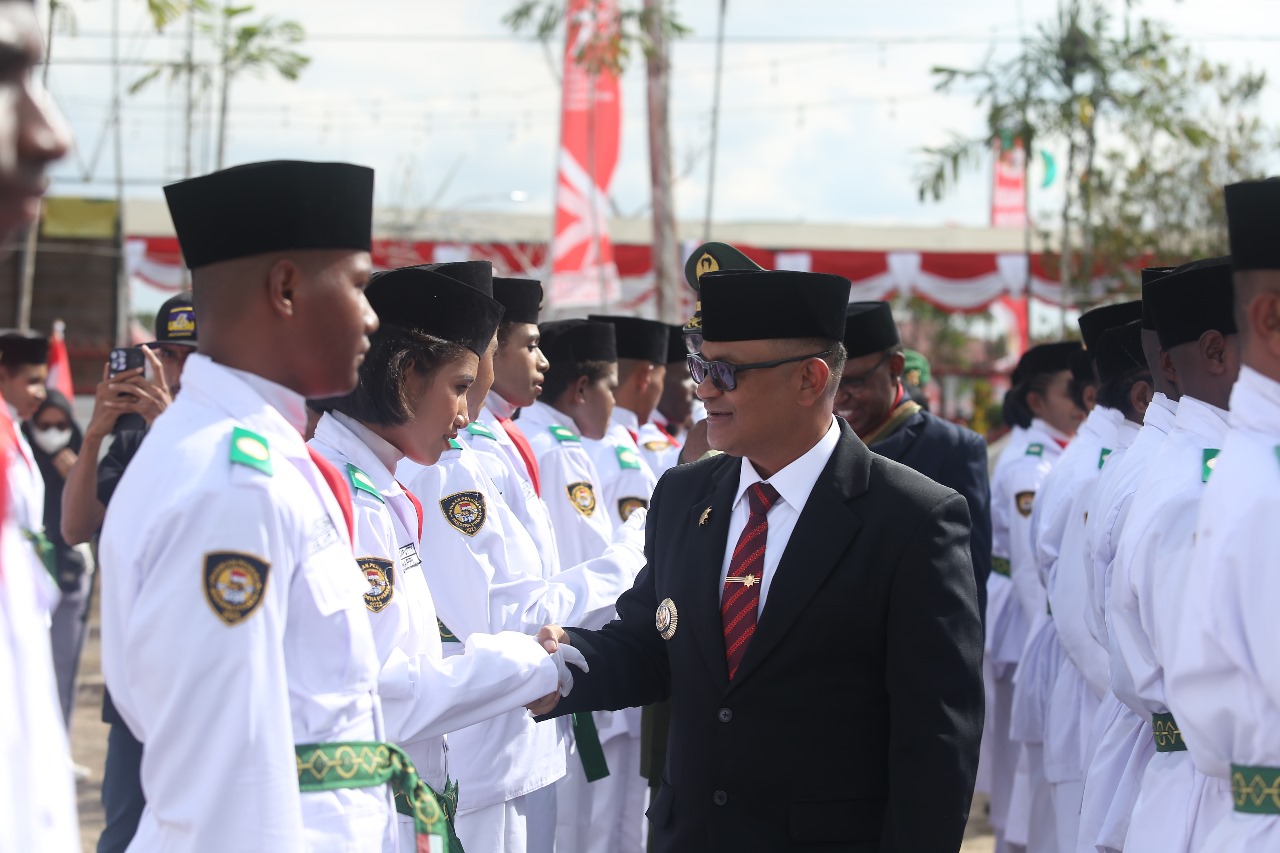 Michael Gomar Kukuhkan Paskibra dan Pimpin Upacara Taptu di Kabupaten Mappi