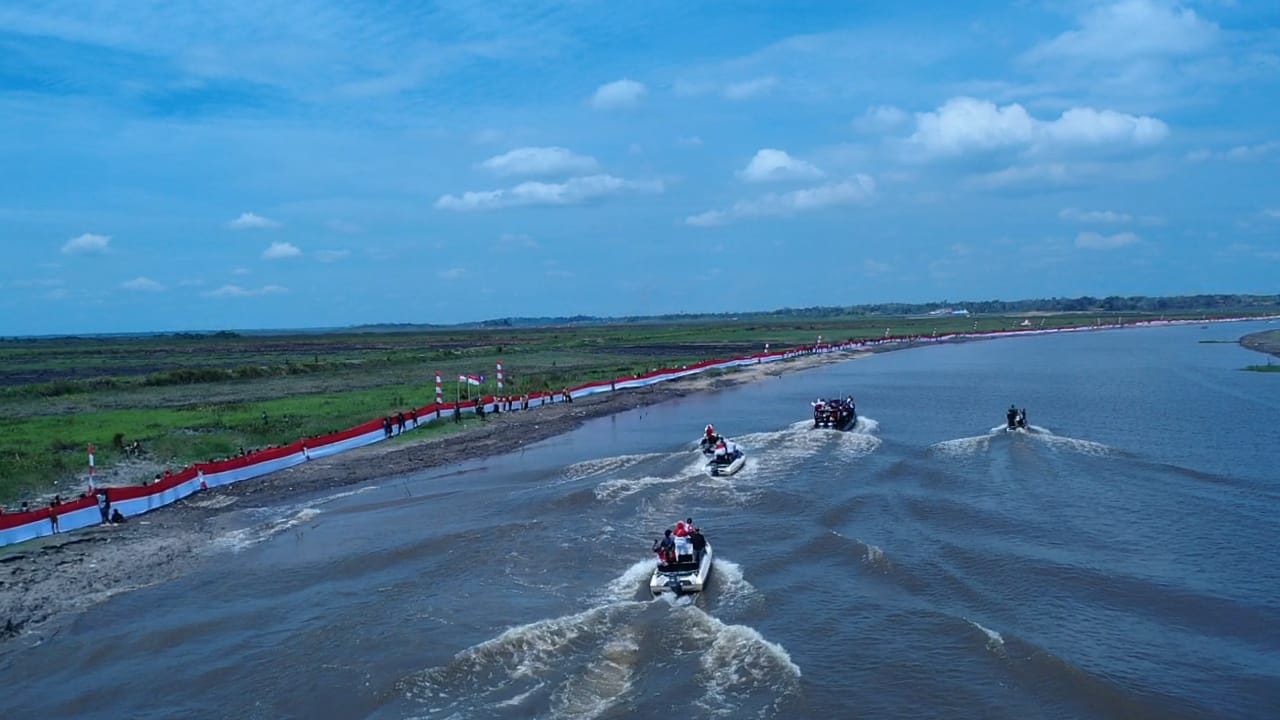Catat Rekor MURI, Pemkab Mappi Bentangkan Kain Merah Putih Sepanjang 5 Km