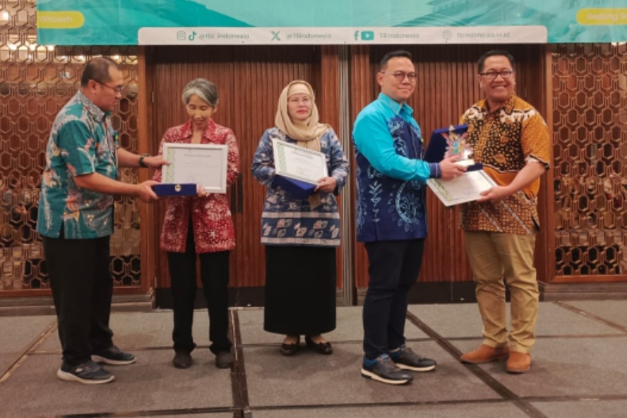 Mantap! Pemprov Papua Tengah Terima Penghargaan Terbaik Dalam Pelaksanaan Program TBC