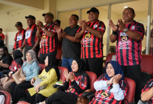 Saksikan Kemenangan Persipura, Ini Komitmen Gubernur Fakhiri Bagi Sepakbola Papua