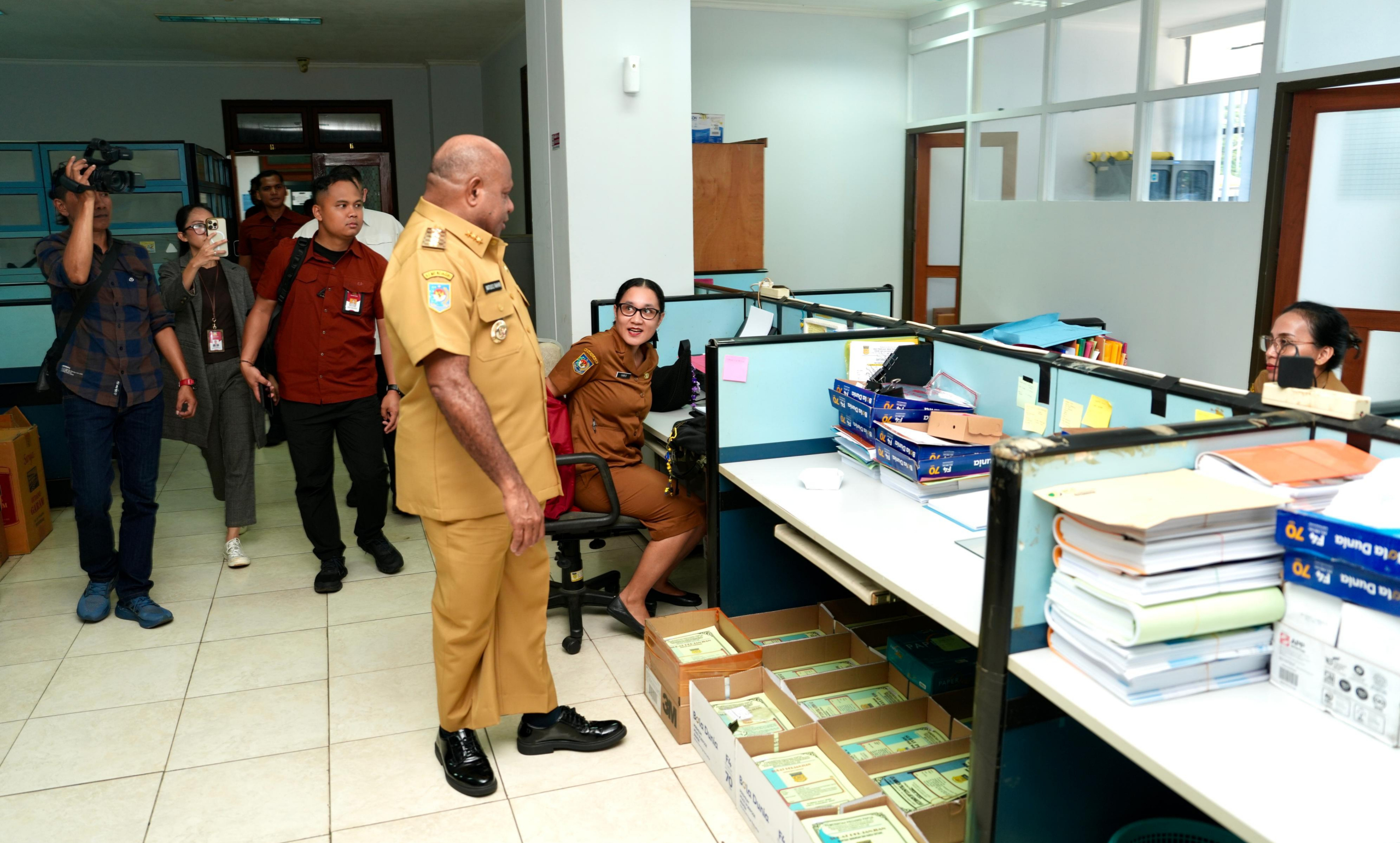 Sidak Kantor Dinas PUPR dan DPMPTSP Papua, Gubernur Fakhiri: Tugas Kalian Melayani Masyarakat!
