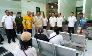 Pastikan Kualitas Pelayanan Publik, Gubernur Fakhiri Kunjungi Samsat Biak Numfor