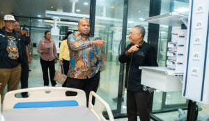 Serius Benahi Pelayanan Kesehatan di Papua, Gubernur Fakhiri Kunjungi RS Ananda Bamelan di Bekasi