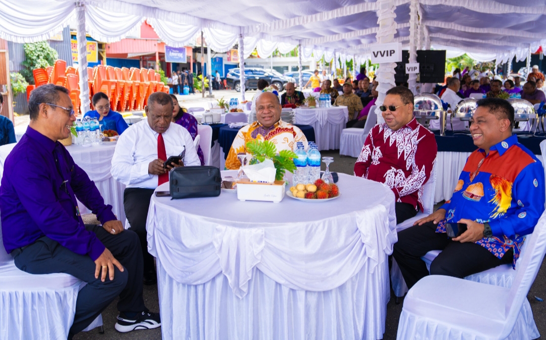 Hadiri Makan Sumbang Pembangunan Kantor Klasis Port Numbay, Gubernur Fakhiri Sumbang Rp3 Milyar