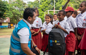 Satu Tahun Danantara, PLN Salurkan 500 Paket Perlengkapan Sekolah bagi 5 Sekolah di Merauke