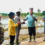 Tanam Padi Perdana dan Serahkan Bantuan Alsintan, Gubernur Fakhiri: Petani Papua Harus Merdeka!