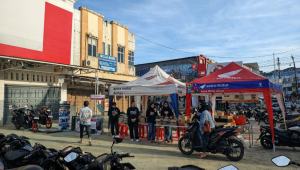 Berkah Ramadhan, Astra Motor Aimas dan Komunitas HVC Berbagi Takjil di Sorong