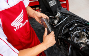 Jaga Performa Mesin, Ini Pentingnya Perawatan Busi Sepeda Motor Honda