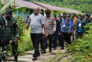 Kunjungan ke Mambramo Raya, Gubernur Fakhiri Soroti Pelayanan Kesehatan dan Pendidikan di Kampung Trimuris