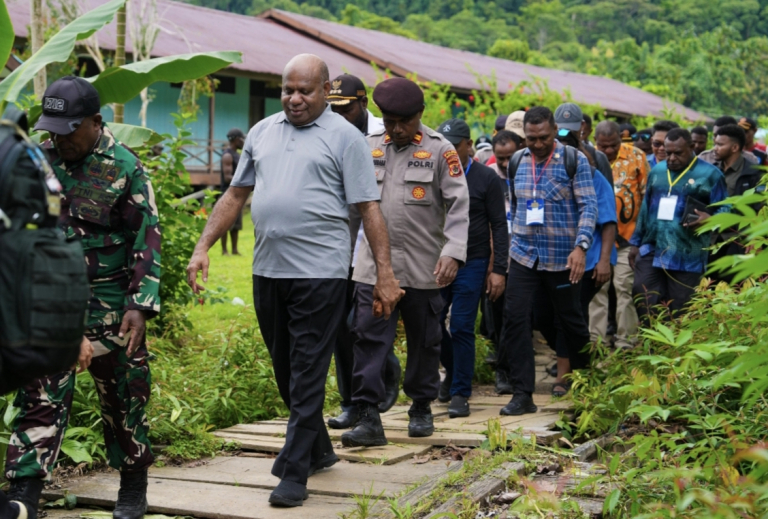 Kunjungan ke Mambramo Raya, Gubernur Fakhiri Soroti Pelayanan Kesehatan dan Pendidikan di Kampung Trimuris