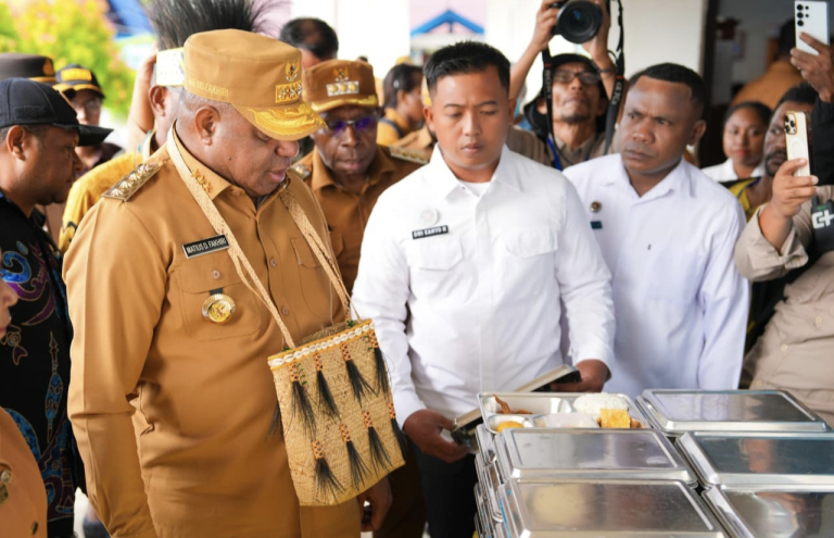 Tinjau Program MBG di SMPN 1 Waren, Gubernur Fakhiri Minta Siswa Diberi Makan Ikan