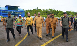 Tinjau Bandara Botawa Waropen, Gubernur Fakhiri: Runway Akan Diperpanjang untuk Pesawat ATR