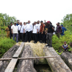 Kunjungi Yapen Barat, Gubernur Fakhiri Fokus Perbaikan Infrastruktur Jalan dan Jembatan Serta Perpanjang Runwai Bandara SR