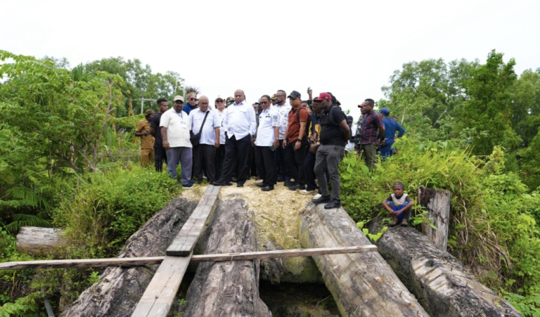 Kunjungi Yapen Barat, Gubernur Fakhiri Fokus Perbaikan Infrastruktur Jalan dan Jembatan Serta Perpanjang Runwai Bandara SR
