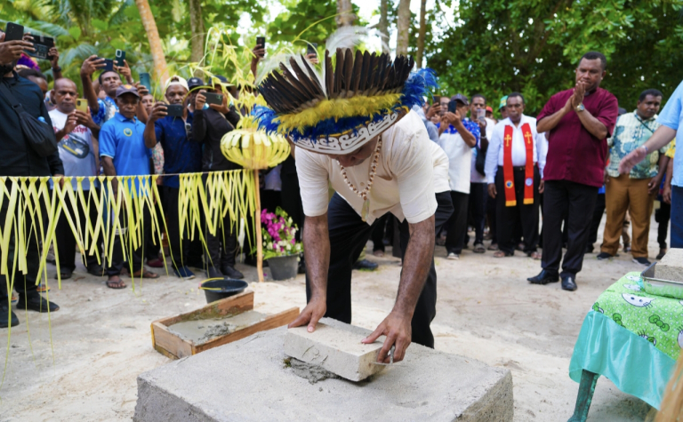 Peletakkan Batu Pertama Tugu Pendaratan Injil di Padaido Tutup Rangkaian Kunker Gubernur Papua