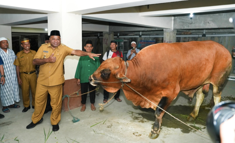 Hari Raya Idul Adha 1447 H, Gubernur Fakhiri Serahkan 70 Hewan Kurban, 10 dari Presiden Prabowo