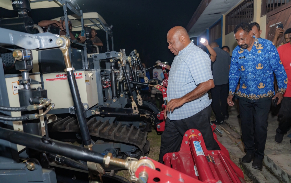 Bukan omon-omon, Ratusan Alsintan Penunjang Program CSR Telah Tiba di Papua, Gubernur Fakhiri: Siap Dieksekusi!