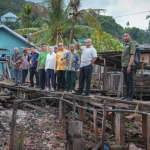Kunjungi Lokasi Kebakaran di Dok 8 Pantai, Gubernur Fakhiri Pastikan Pembangunan Kembali Rumah Korban