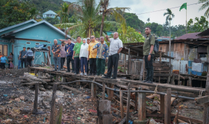 Kunjungi Lokasi Kebakaran di Dok 8 Pantai, Gubernur Fakhiri Pastikan Pembangunan Kembali Rumah Korban