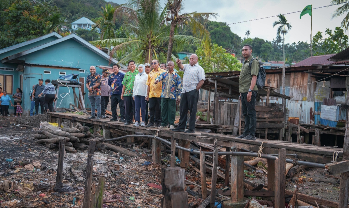 Kunjungi Lokasi Kebakaran di Dok 8 Pantai, Gubernur Fakhiri Pastikan Pembangunan Kembali Rumah Korban